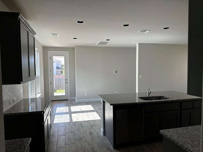 Building Photo - 109 Riverhill Dr