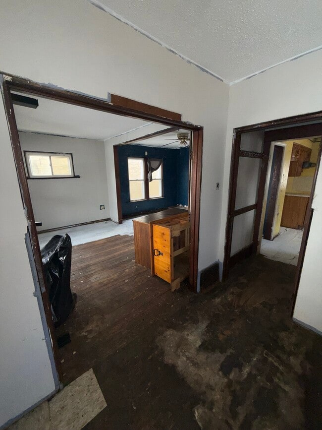 Building Photo - 111 E Livingston Dr