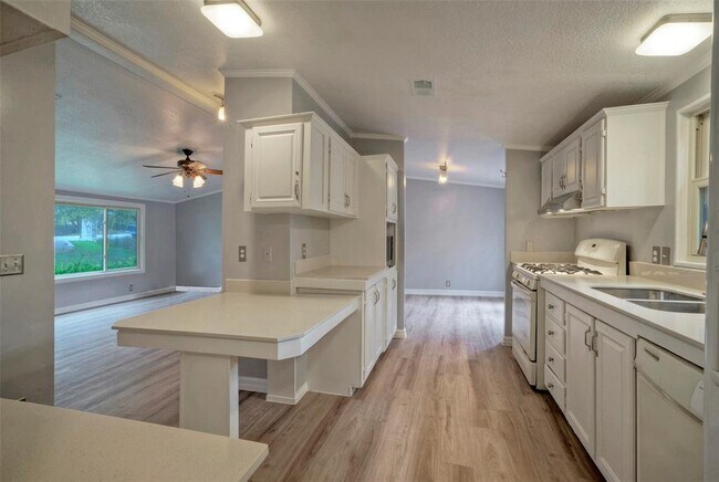 Building Photo - 125 Queen Anne Cir