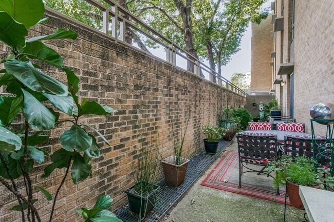 Building Photo - FANTASTIC 2-BEDROOM KING WILLIAM CONDOMINIUM