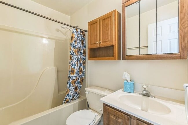 Building Photo - 45808 Meadowlark Dr