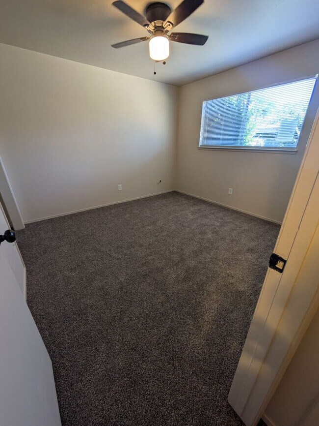 Building Photo - 2 Bedroom and 1 Bath Duplex