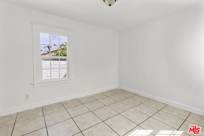 Building Photo - 135 1/2 S Dillon St