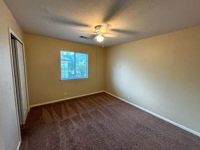 Building Photo - Rare 5 Bedroom in Crystal Knoll Georgetown