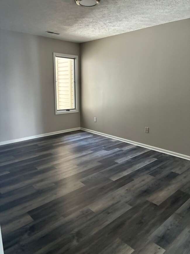 Building Photo - 3 Bedroom 2 Bath Condo