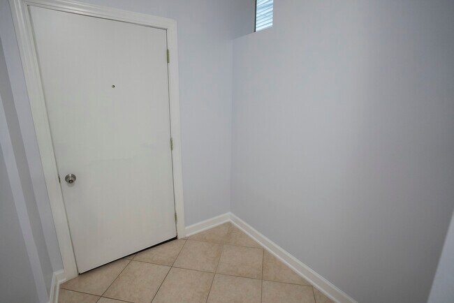 Building Photo - 2416 N Greenview Ave