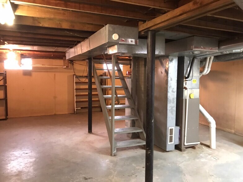 Building Photo - 866 Warwick Dr