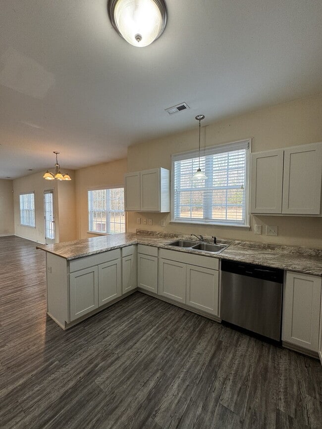 Building Photo - 200 Bonanza Dr