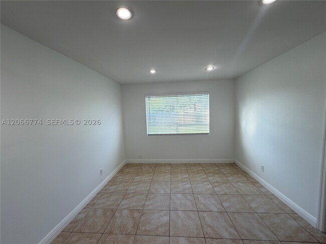 Building Photo - 5621 SW 36th St