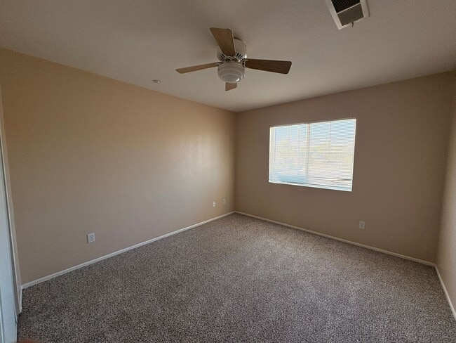 Building Photo - 4 Bed, 2.5 Bath in Riverside!
