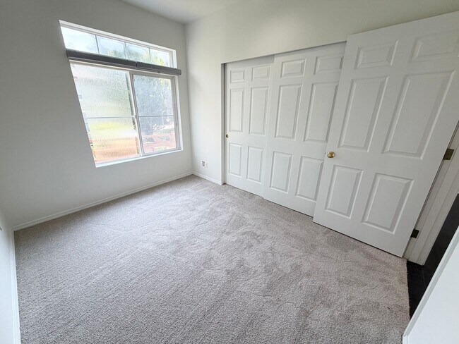 Building Photo - Light & Bright End Unit Condo!