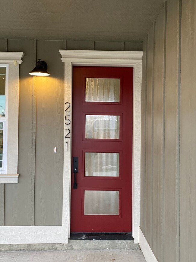 Building Photo - Newer Home for Lease! 3br 3ba - FIRST MONTH’S RENT HALF-OFF