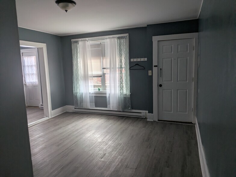 Building Photo - 66 Broad St