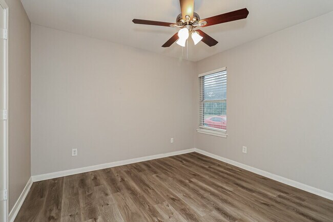 Building Photo - 113 Oak Hollow Ln