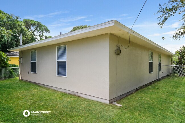 Building Photo - 1530 18th Ave SW