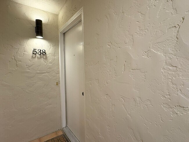 Building Photo - Stylish & Comfortable 1-Bedroom Apartment ...