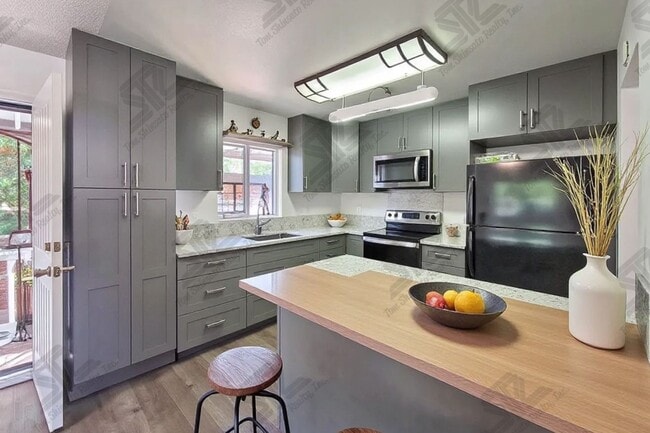 Building Photo - 3BR / 2Bath / 3Pkg - Home in Aiea!