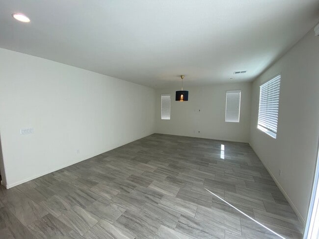 Building Photo - Beautiful 4 bed/3 home located in Henderson.