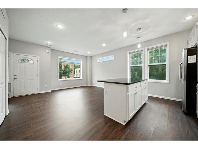 Building Photo - 600 W 32nd St