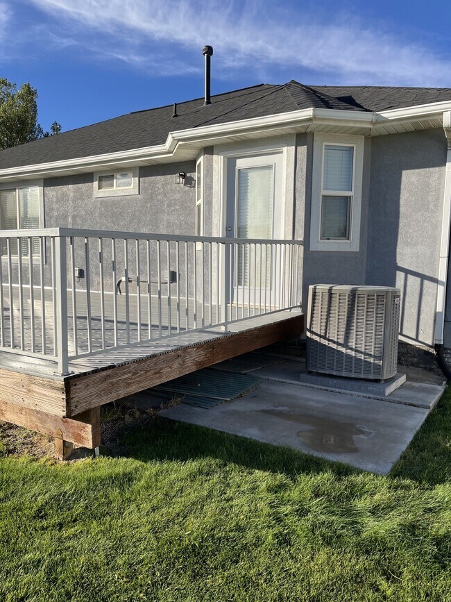 Building Photo - 1517 Falcon Ln