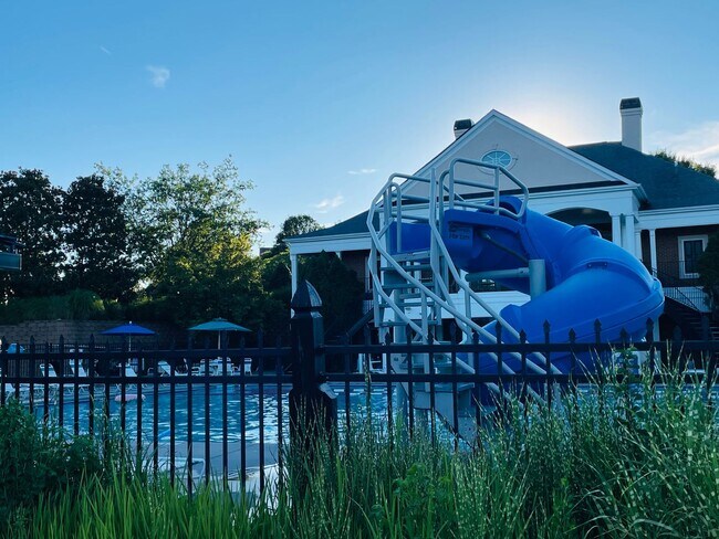 Building Photo - PARK FLEX STAYS: Fantastic Location! Updat...