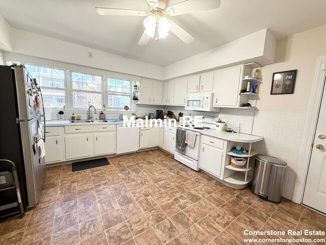 Building Photo - 920 E 4th St