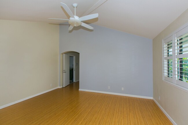Building Photo - BACK ON MARKET**Single level spacious home...