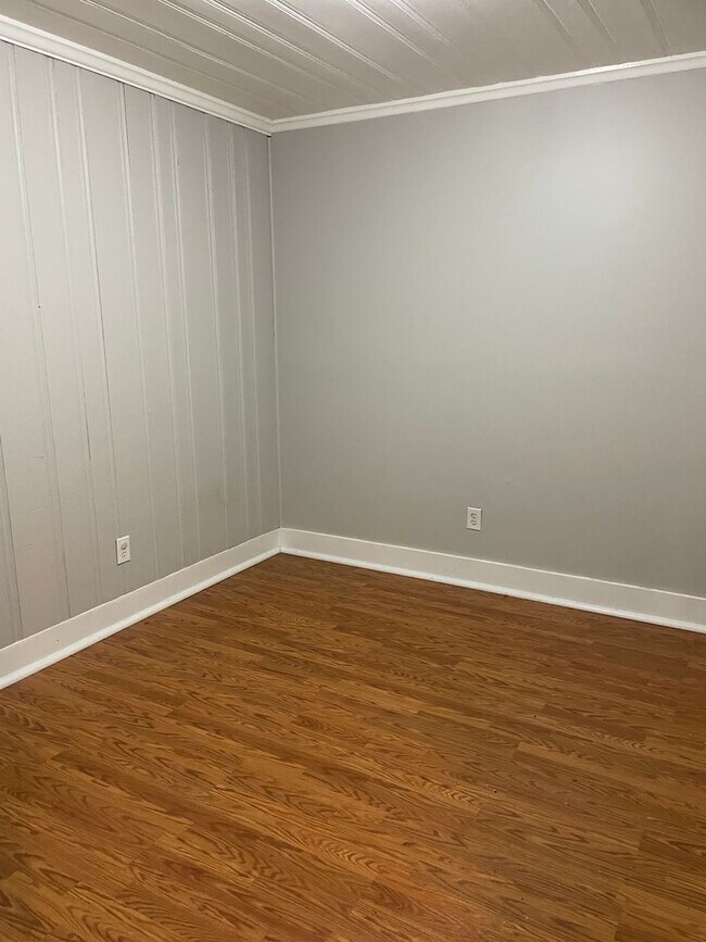 Building Photo - 3 Bedroom / 2 Bath Home Near Campus!