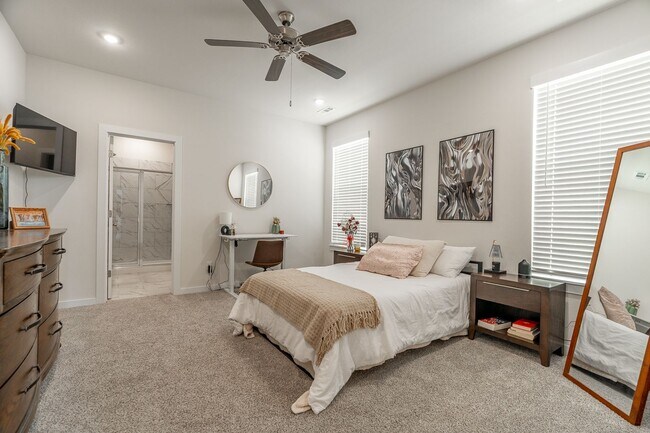 Building Photo - Immaculate 4-bedroom 3.5 bath Home in Fayetteville! Pre-Leasing for Fall Semester!