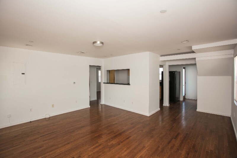 Building Photo - 627 N Niagara St