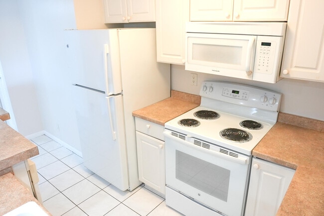 Building Photo - 2112 S Cypress Bend Dr