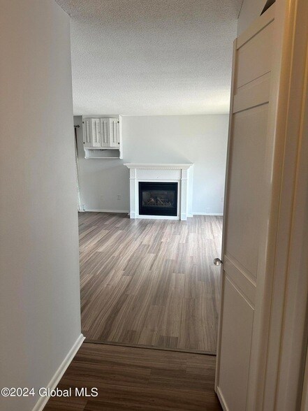 Building Photo - 9 Donna Lynn Dr