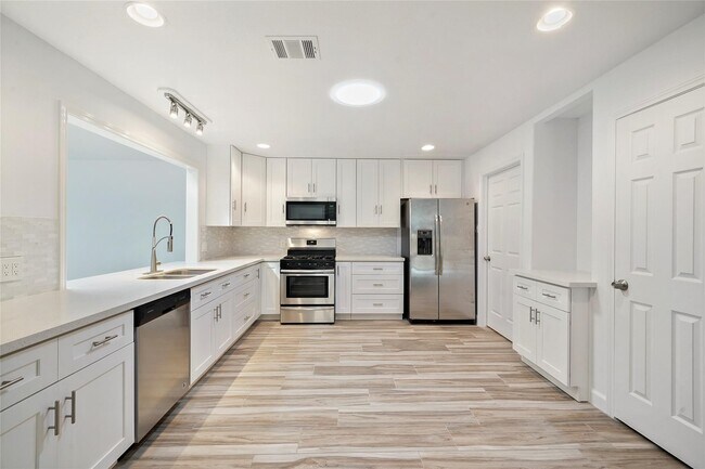 Building Photo - 914 Coachlight Dr