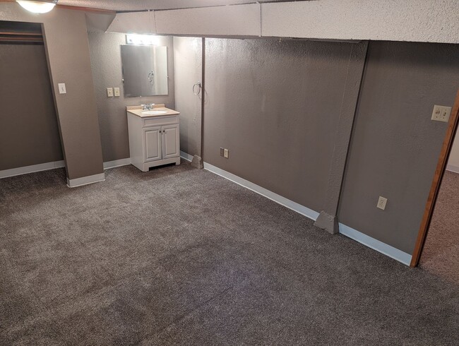 Building Photo - 4 bedroom for JUNE