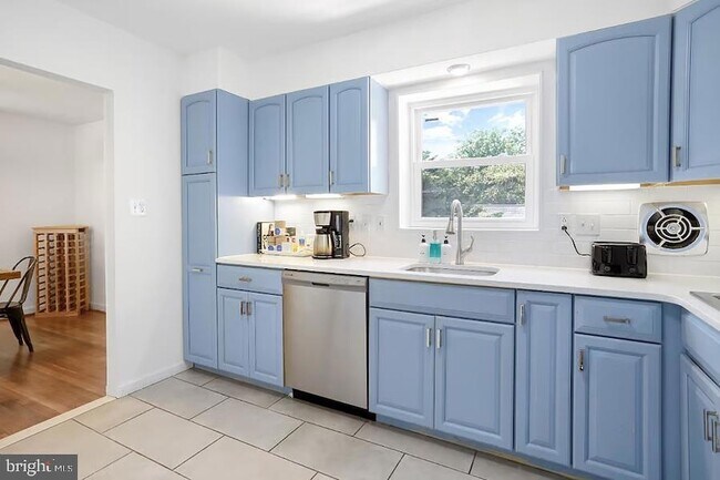 Building Photo - 9724 Admiralty Dr