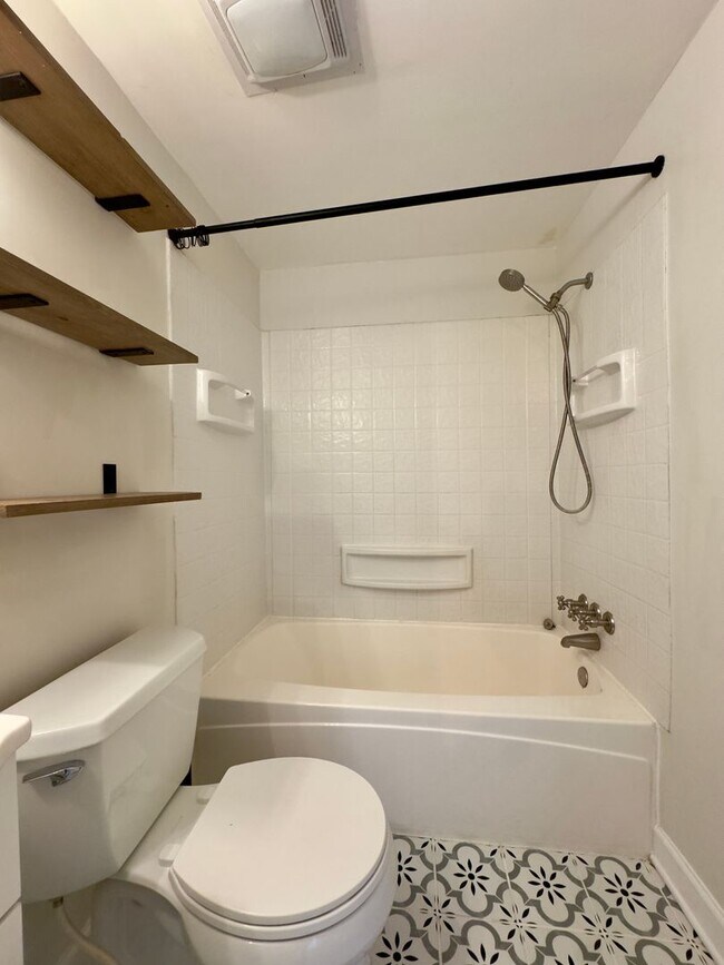 Building Photo - Charming 2 Bedroom/1.5 Bathroom Townhome in Nottingham, MD!