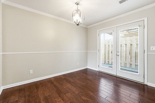 Building Photo - Renovated end-unit townhome in the Heart of Roswell