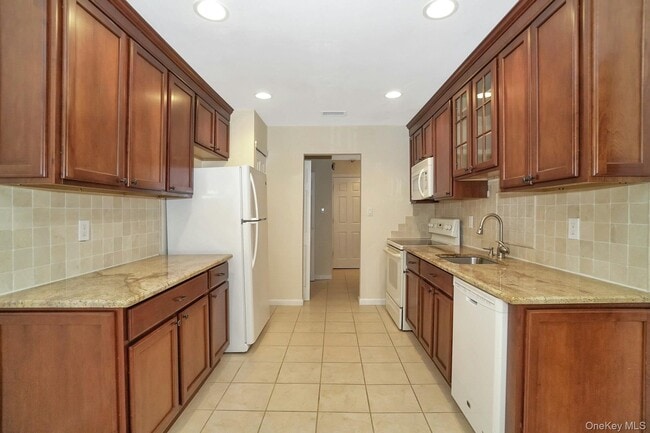 Building Photo - 23 Meadowood Dr