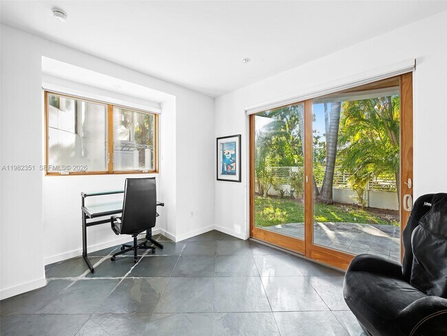 Building Photo - 450 Victoria Terrace