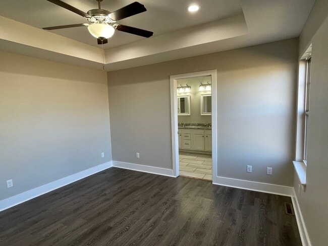 Building Photo - Built in 2020! 3 Bed 2 Bath w/ FENCE and UF Walk Out Basement