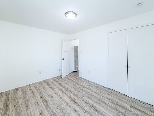 Building Photo - 2 Bed 1 Bath Beach House | Inboard | Silve...