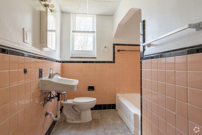 1BR, 1BA - 560SF - Bathroom - Brookhaven Apartments