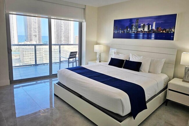 Building Photo - 2602 E Hallandale Beach Blvd