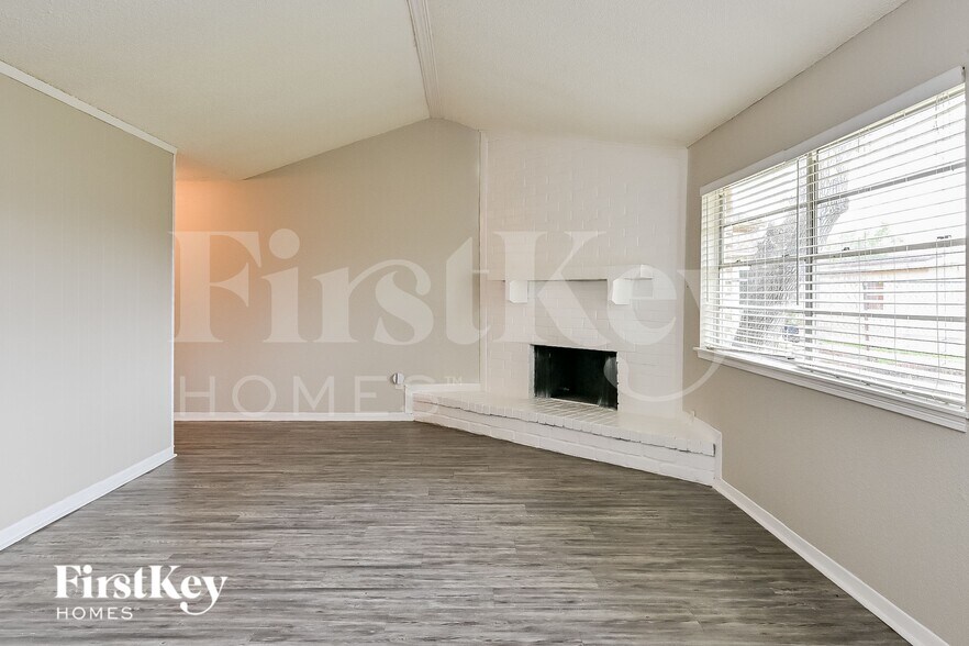 Building Photo - 4927 Kilkenny Dr