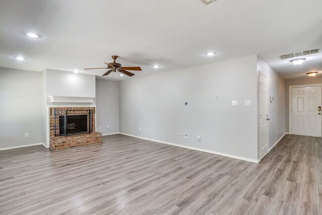 Building Photo - 2875 Grandview Dr