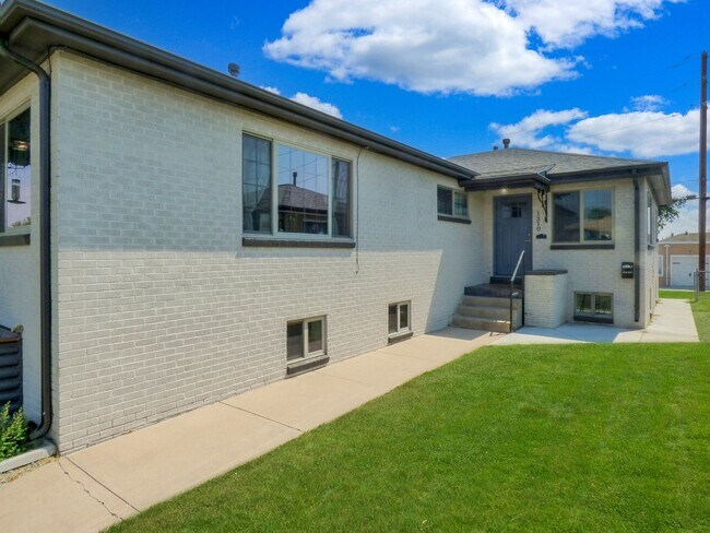 Building Photo - SLOAN'S LAKE: 2-BEDROOM 1 BATH WITH HIGH-END FINISHES