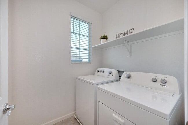 Building Photo - Now Leasing – 3 Bed + Loft, 2.5 Bath (2019...