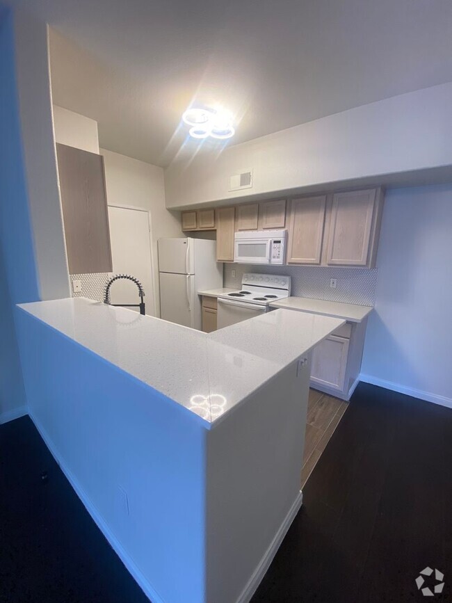 Building Photo - Nicely upgraded 1 bedroom on the South Strip