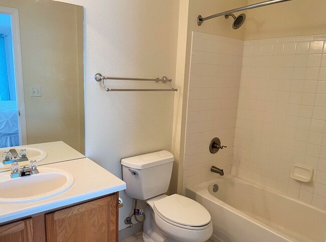 Building Photo - Like New 2 Bedroom Townhome In Louisiana P...