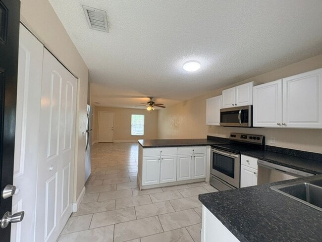 Building Photo - 2312 Fern Palm Dr